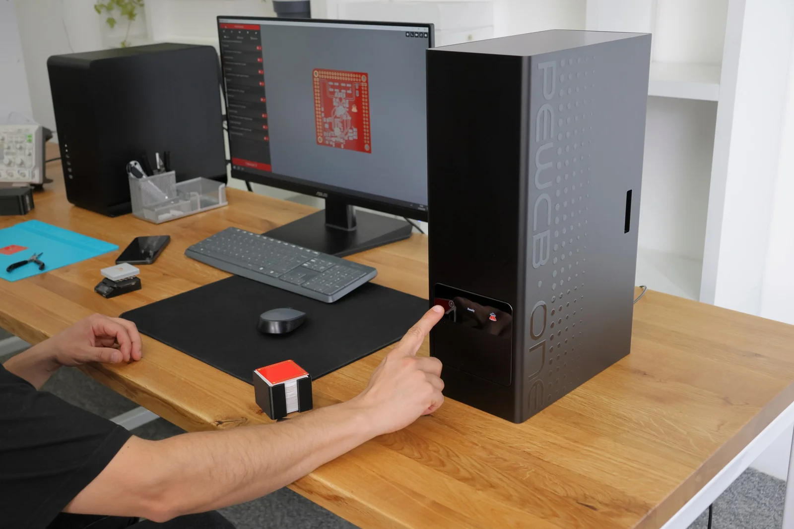 工程师在实验室工作台前操作 PewCB One