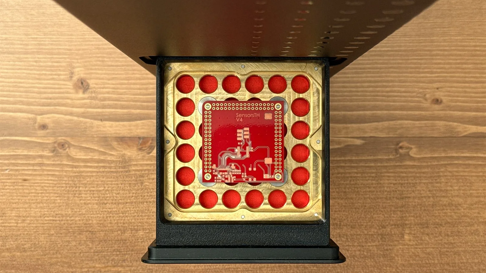 PewCB One 定位平台上加工完成的 PCB